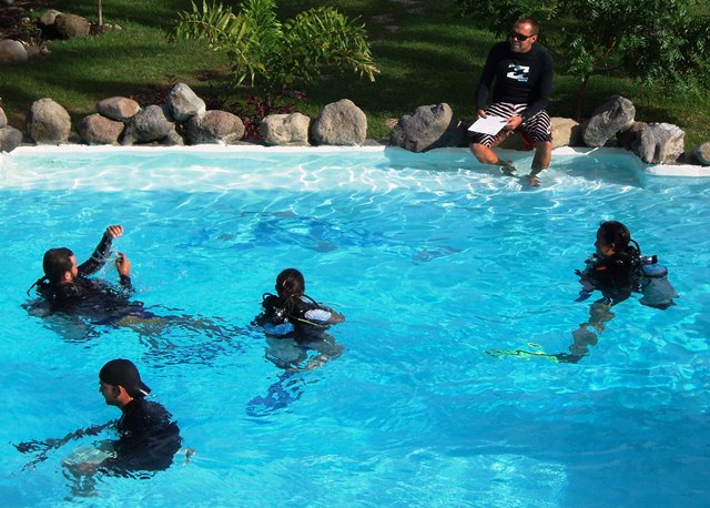 PADI divemaster course at Liquid