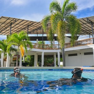 5 - slideshow dive pool